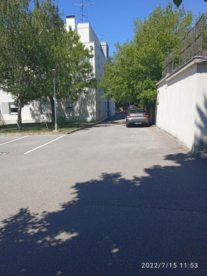 Le Phenix A Internet Haut Debit & Parking Dijon Bagian luar foto